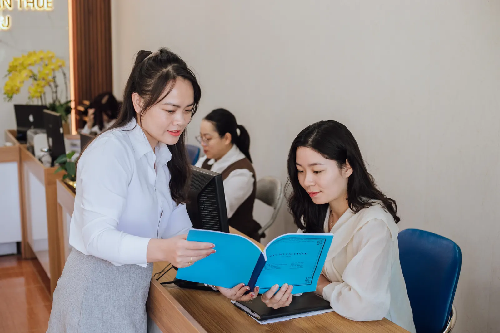 Chuyên viên Hải Châu hướng dẫn hồ sơ cho khách
